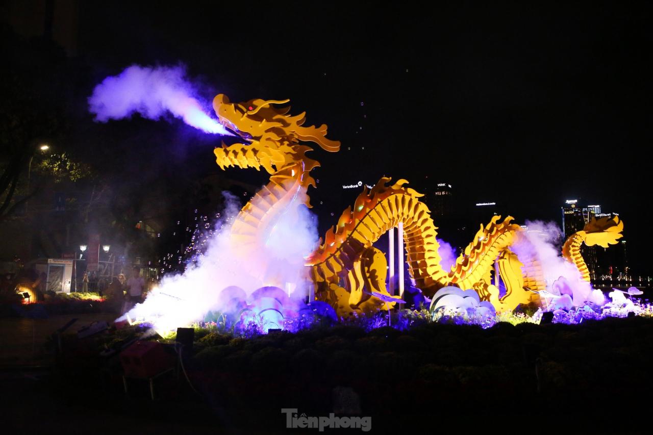 tp-xem-linh-vat-rong-da-nang-phun-nuoc-phun-lua-2-3429-3 - Vietnam.vn Chen chân xem linh vật rồng Đà Nẵng 'phun nước, phun lửa' ảnh 5