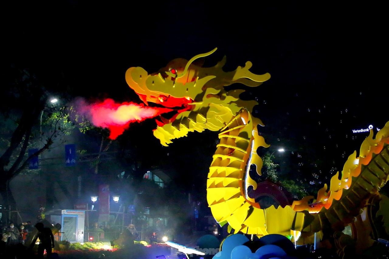 tp-xem-linh-vat-rong-da-nang-phun-nuoc-phun-lua-6-5754-3 - Vietnam.vn Chen chân xem linh vật rồng Đà Nẵng 'phun nước, phun lửa' ảnh 8