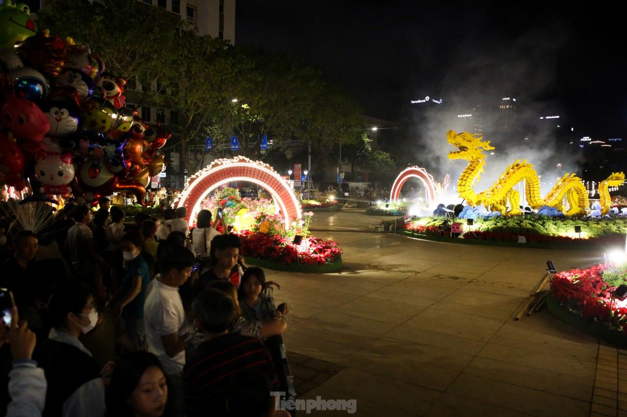 tp-xem-linh-vat-rong-da-nang-phun-nuoc-phun-lua-9-3157-3 - Vietnam.vn Chen chân xem linh vật rồng Đà Nẵng 'phun nước, phun lửa' ảnh 1