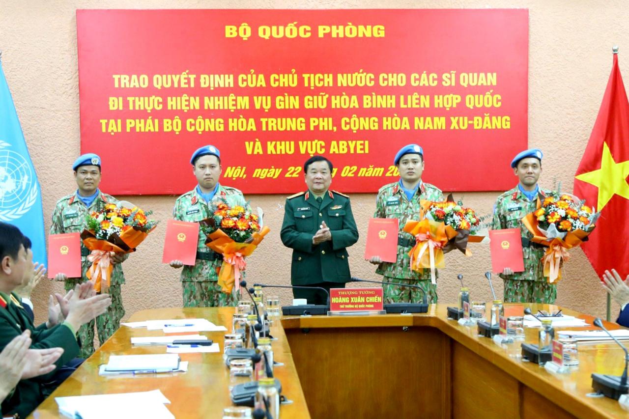 trao-quyet-dinh-1062 - Vietnam.vn trao quyết định.jpg