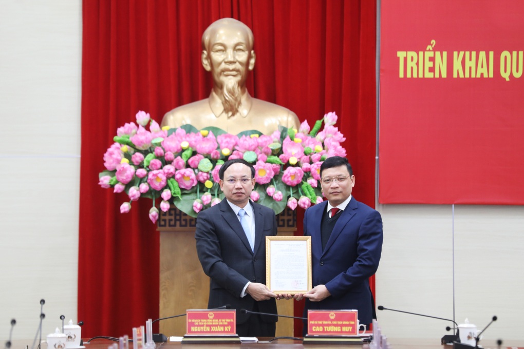 Phê chuẩn Bí thư TP Uông Bí làm Phó Chủ tịch Quảng Ninh - 1 Phê chuẩn Bí thư TP Uông Bí làm Phó Chủ tịch Quảng Ninh - 1
