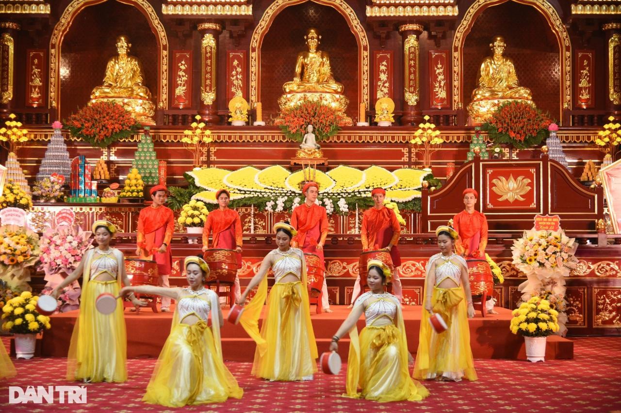 Người dân đội mưa gió chống gậy, vịn lan can lên chùa Đồng Yên Tử - 8 Người dân đội mưa gió chống gậy, vịn lan can lên chùa Đồng Yên Tử - 8