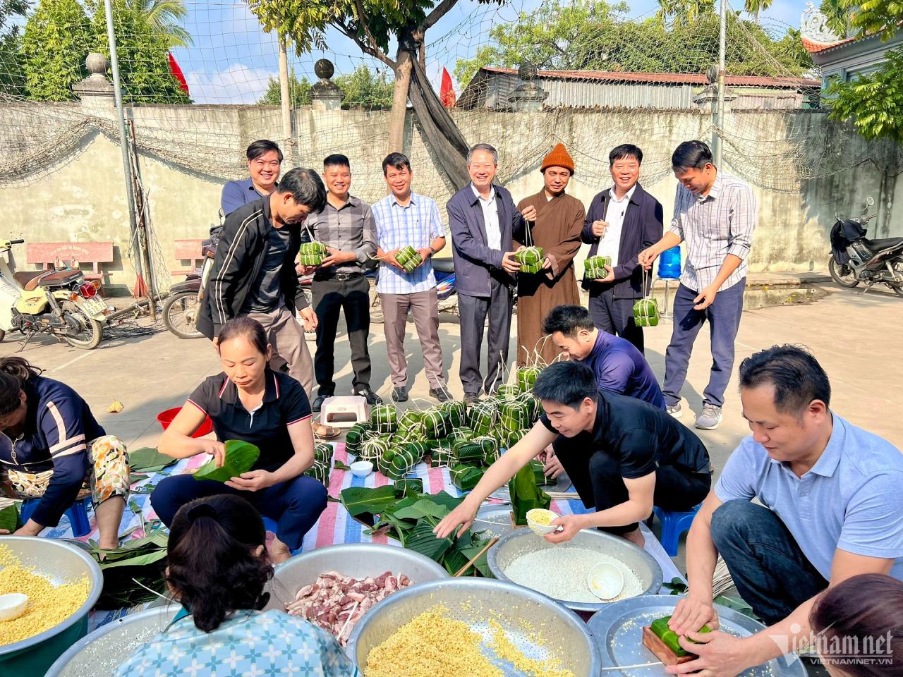 w-dong-nien-phung-xa-goi-banh-chung-cho-nguoi-ngheo-29-561 - Vietnam.vn W-dong-nien-phung-xa-goi-banh-chung-cho-nguoi-ngheo-29.jpg