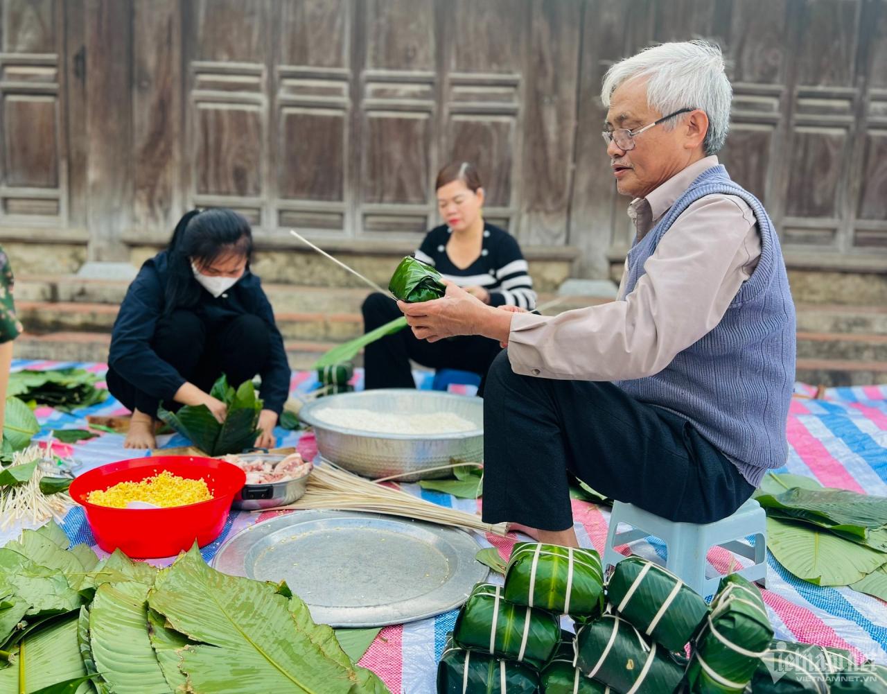 w-dong-nien-phung-xa-goi-banh-chung-cho-nguoi-ngheo-34-560-715 - Vietnam.vn w dong nien phung xa goi banh chung cho nguoi ngheo 34 560.jpg