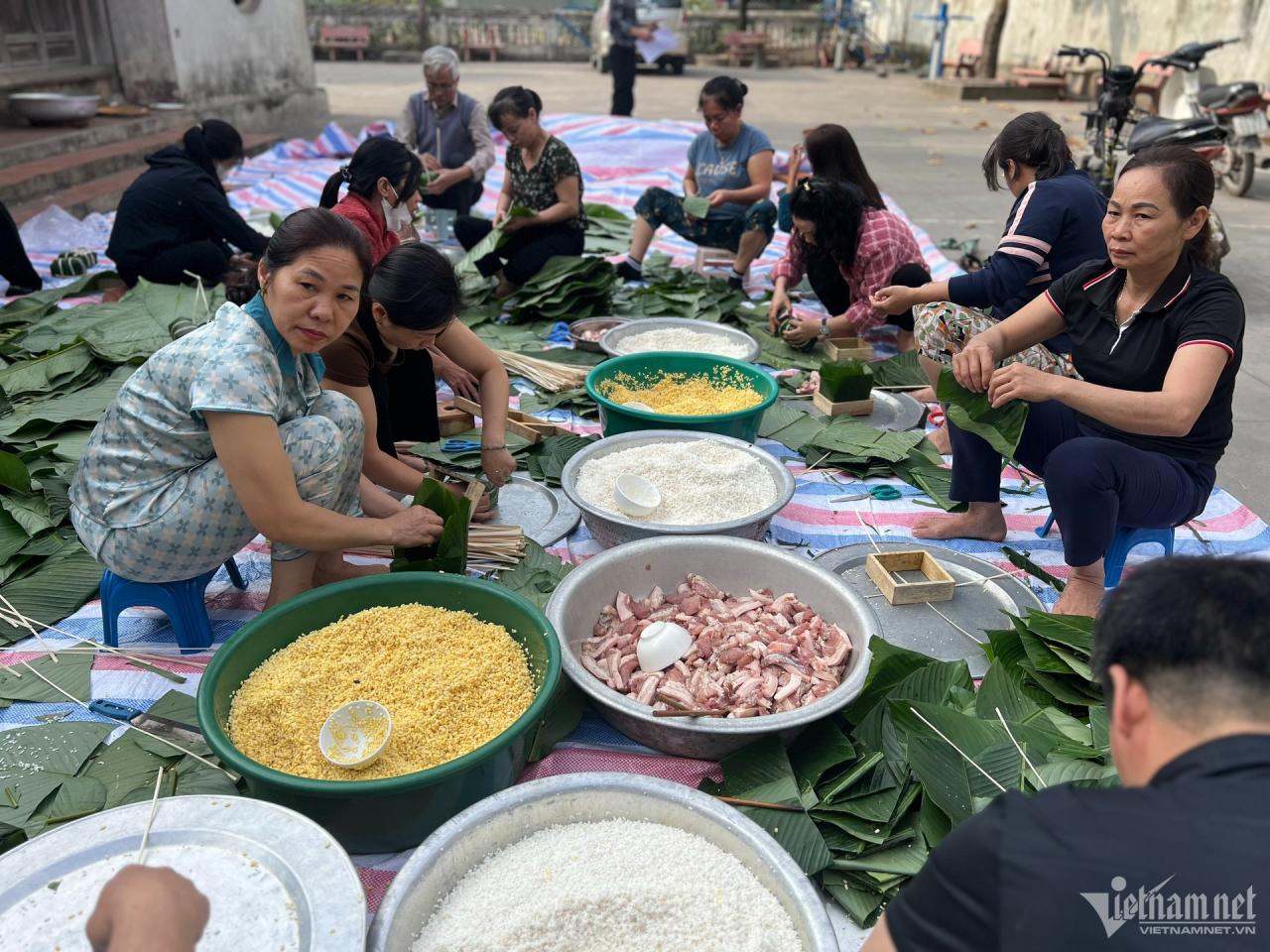 w-dong-nien-phung-xa-goi-banh-chung-cho-nguoi-ngheo-35-559 - Vietnam.vn W-dong-nien-phung-xa-goi-banh-chung-cho-nguoi-ngheo-35.jpg