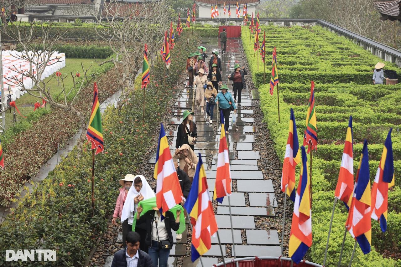Người dân đội mưa gió chống gậy, vịn lan can lên chùa Đồng Yên Tử - 9 Người dân đội mưa gió chống gậy, vịn lan can lên chùa Đồng Yên Tử - 9