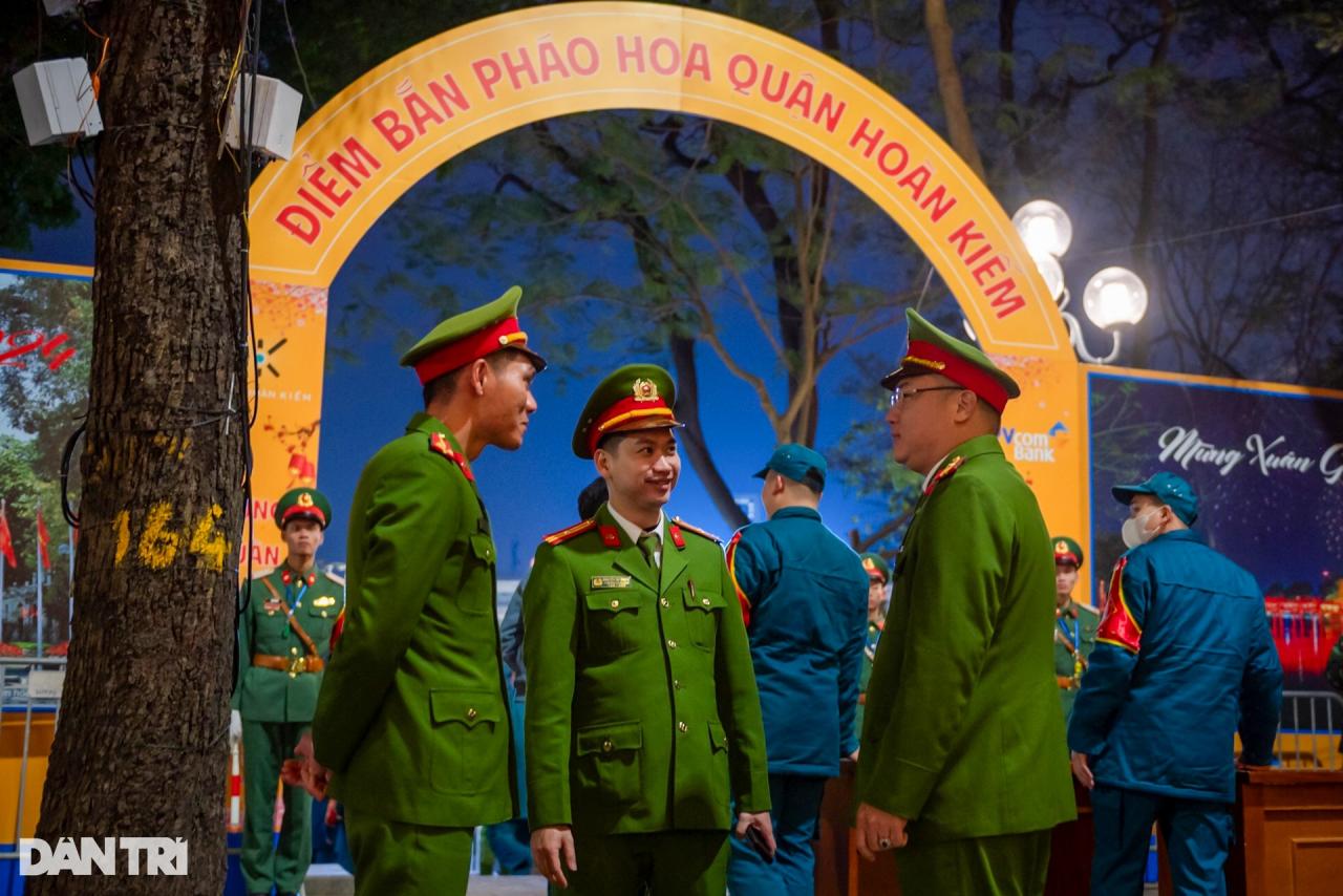 Không khí người dân cả nước hân hoan, vui đón giao thừa Tết Giáp Thìn - 12 Không khí người dân cả nước hân hoan, vui đón giao thừa Tết Giáp Thìn - 12