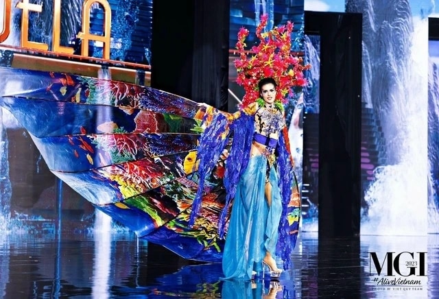 Nam sinh thiết kế trang phục cho hoa hậu quốc tế- Ảnh 2.