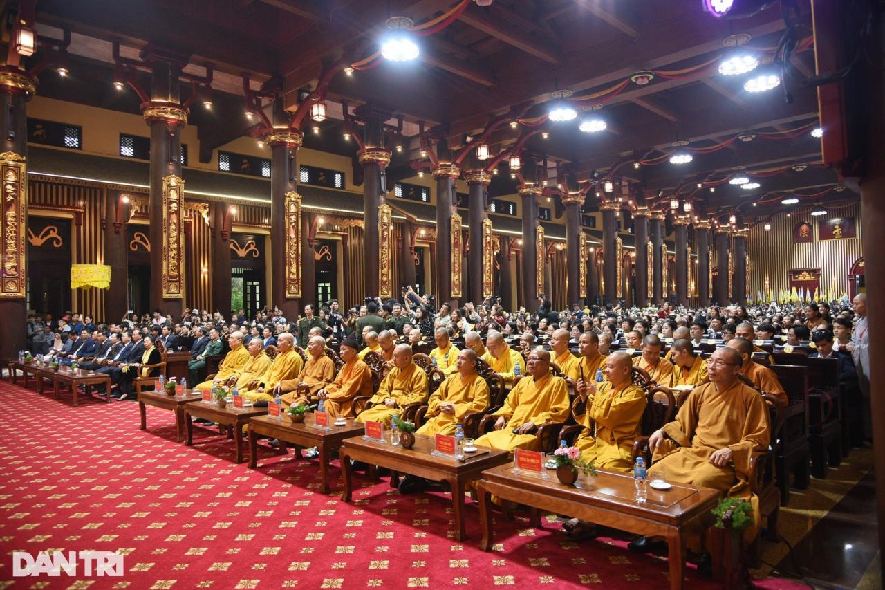 Người dân đội mưa gió chống gậy, vịn lan can lên chùa Đồng Yên Tử - 2 Người dân đội mưa gió chống gậy, vịn lan can lên chùa Đồng Yên Tử - 2