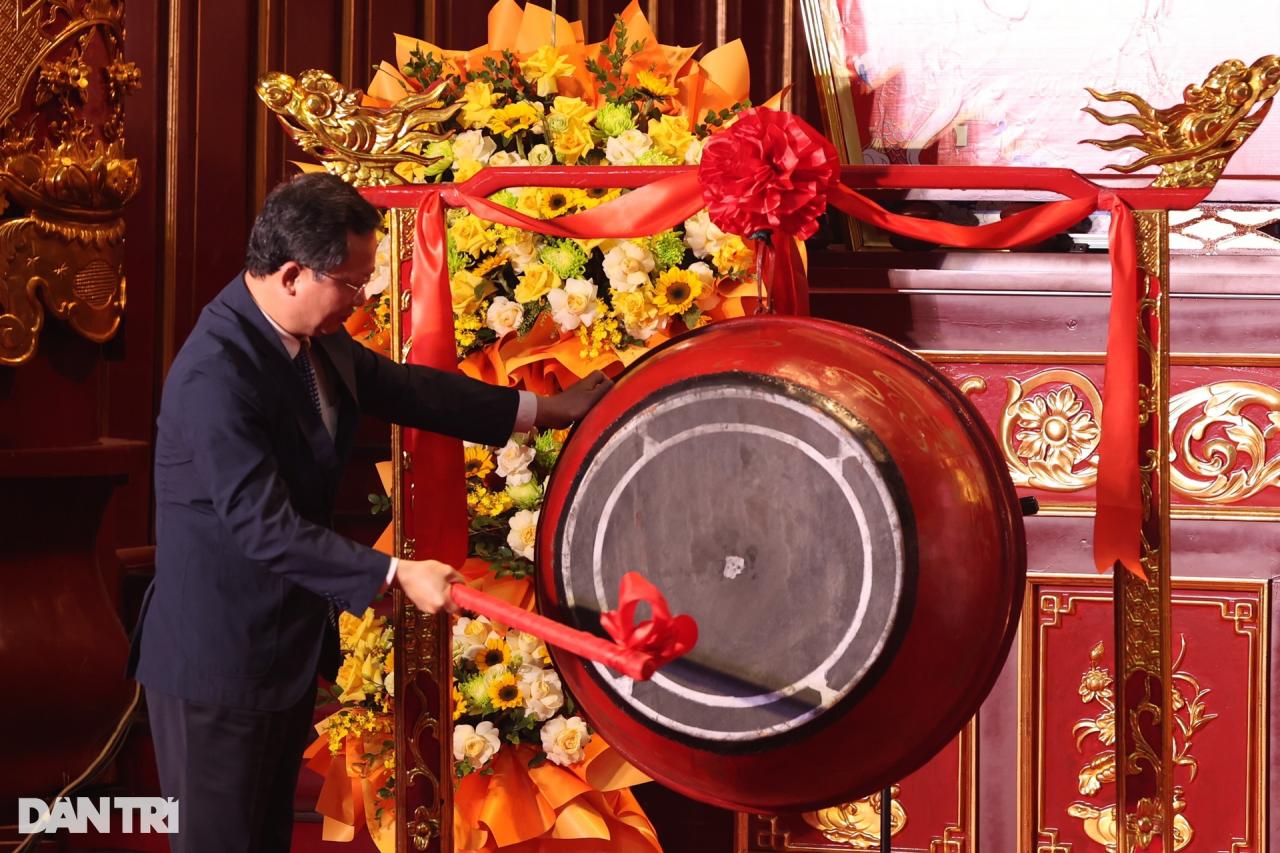 Người dân đội mưa gió chống gậy, vịn lan can lên chùa Đồng Yên Tử - 4 Người dân đội mưa gió chống gậy, vịn lan can lên chùa Đồng Yên Tử - 4