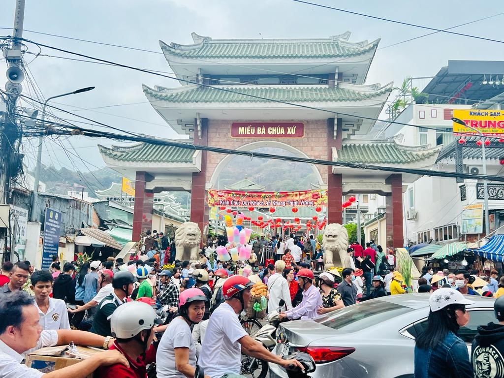 ‘Biển người’ đổ về Miếu Bà Chúa Xứ núi Sam đảnh lễ Mùng 1 Tết Giáp Thìn- Ảnh 1. ‘Biển người’ đổ về Miếu Bà Chúa Xứ núi Sam đảnh lễ Mùng 1 Tết Giáp Thìn- Ảnh 1.