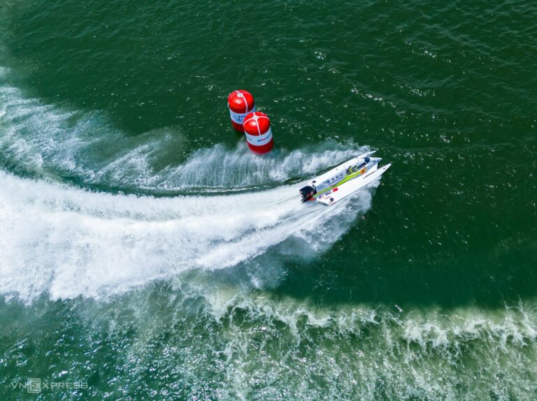 18 Formel-XNUMX-Motorbootrennen auf der Lagune von Thi Nai