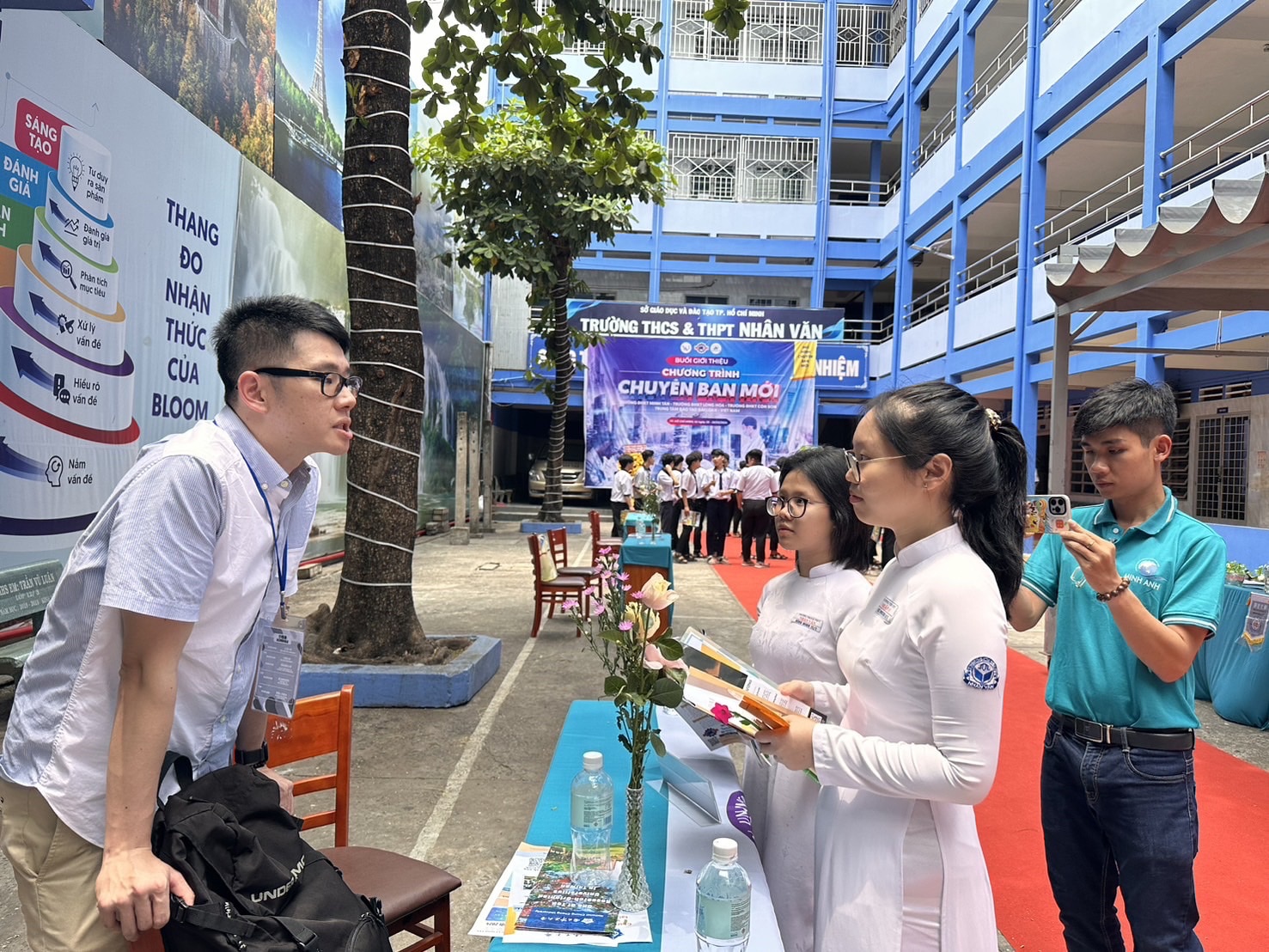 Đại diện các đại học Đài Loan đến TP.HCM thông tin chương trình học bổng ngành bán dẫn - Ảnh: TRỌNG NHÂN
