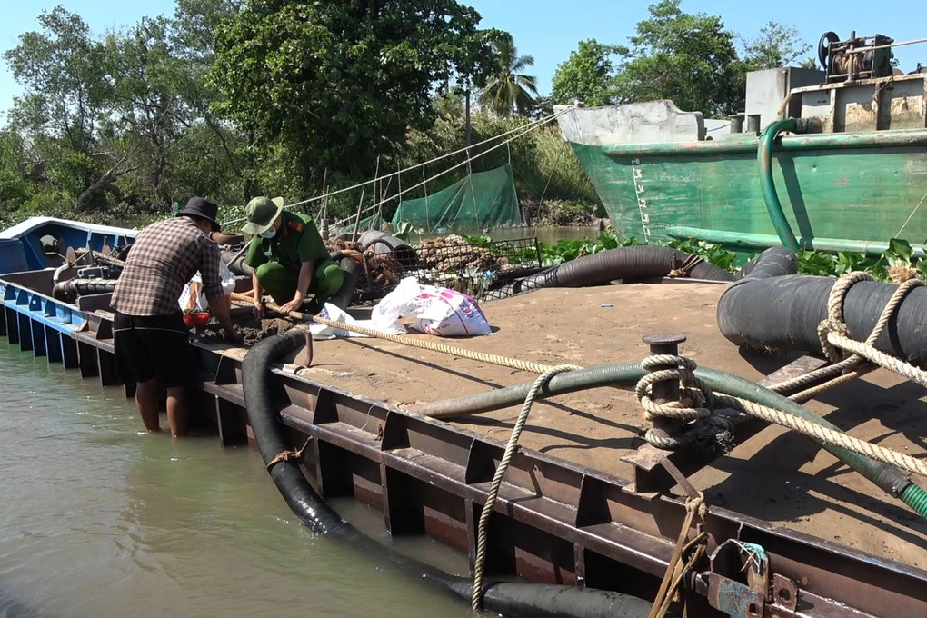 16 sà lan khai thác cát trái phép trên sông Tiền - 1 16 sà lan khai thác cát trái phép trên sông Tiền - 1
