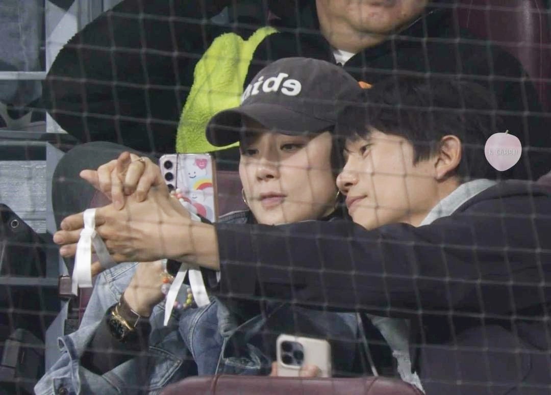 Ji Sung - Lee Bo Young hẹn hò ở sân bóng chày
