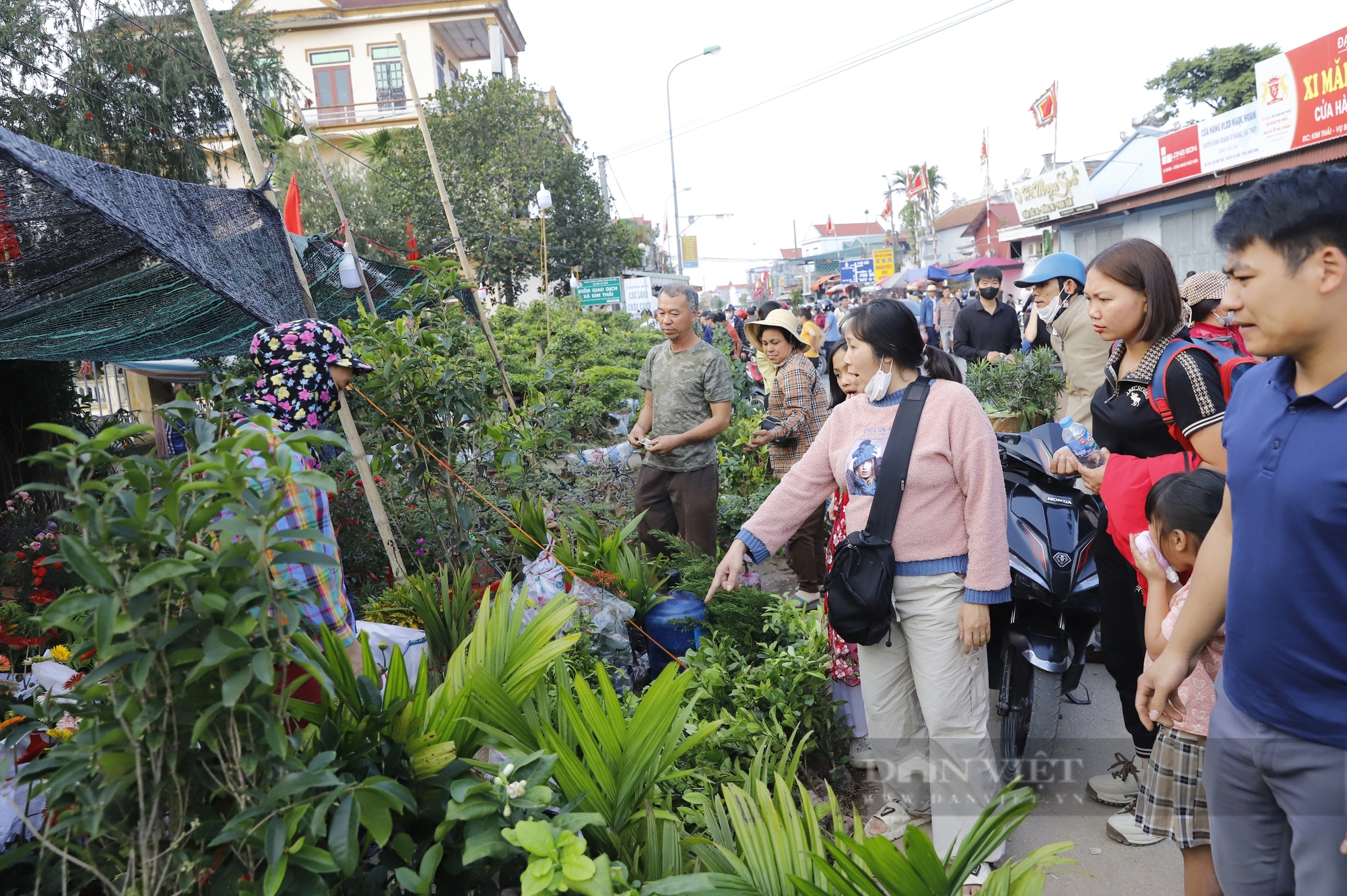 Vạn người đổ về chợ Viềng từ sớm, ngộp thở chen chúc để nhích từng mét vào Phủ Dầy- Ảnh 3. Vạn người đổ về chợ Viềng từ sớm, ngộp thở chen chúc để nhích từng mét vào Phủ Dầy- Ảnh 3.