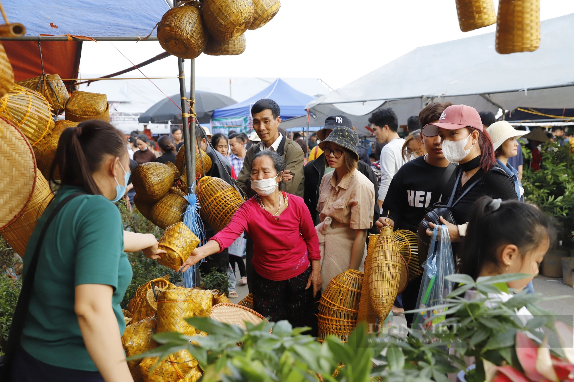 Vạn người đổ về chợ Viềng từ sớm, ngộp thở chen chúc để nhích từng mét vào Phủ Dầy- Ảnh 4. Vạn người đổ về chợ Viềng từ sớm, ngộp thở chen chúc để nhích từng mét vào Phủ Dầy- Ảnh 4.