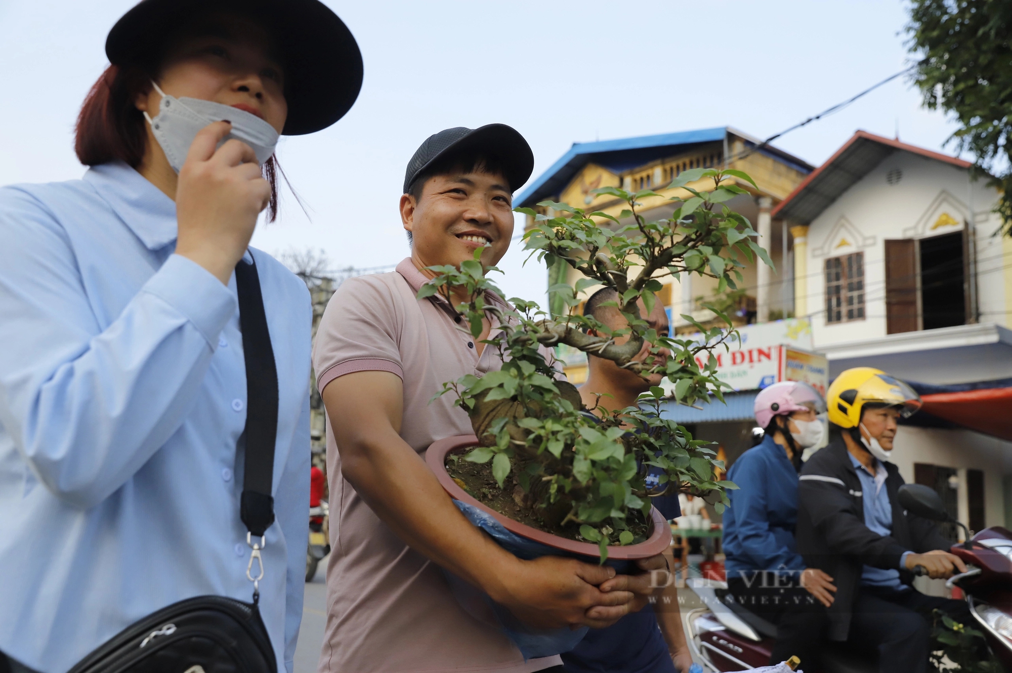 Vạn người đổ về chợ Viềng từ sớm, ngộp thở chen chúc để nhích từng mét vào Phủ Dầy- Ảnh 8. Vạn người đổ về chợ Viềng từ sớm, ngộp thở chen chúc để nhích từng mét vào Phủ Dầy- Ảnh 8.
