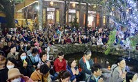 Bất chấp khuyến cáo, dân nườm nượp đến chùa dâng sao