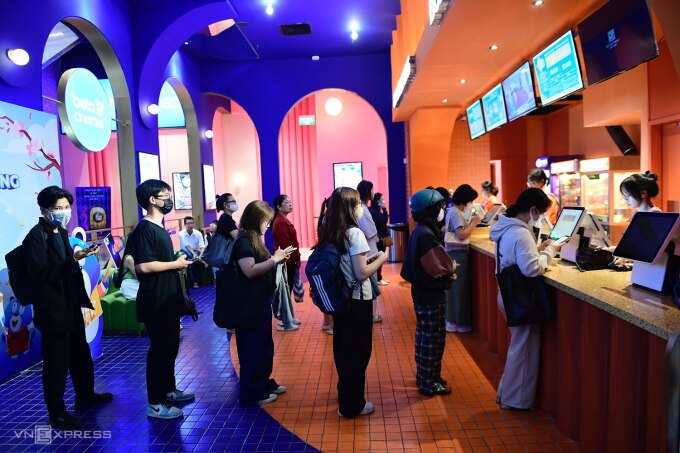 Khán giả trẻ mua vé xem phim ở một rạp tại đường Trần Quang Khải, quận 1, TP HCM cuối tháng 2. Ảnh: Thanh Tùng
