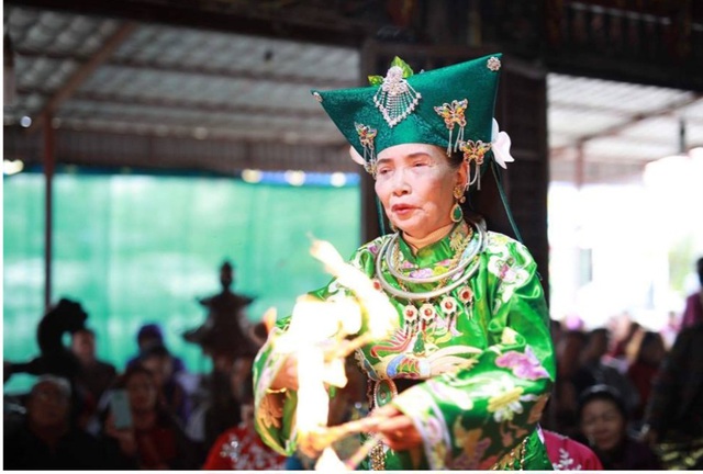 Nghệ nhân nhân dân, đại lão đồng đền Phủ Dầy Trần Thị Duyên qua đời - Ảnh 2. Nghệ nhân nhân dân, đại lão đồng đền Phủ Dầy Trần Thị Duyên qua đời - Ảnh 2.