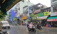 Mưa ‘vàng’ giải nhiệt giữa cao điểm nắng nóng tại TPHCM