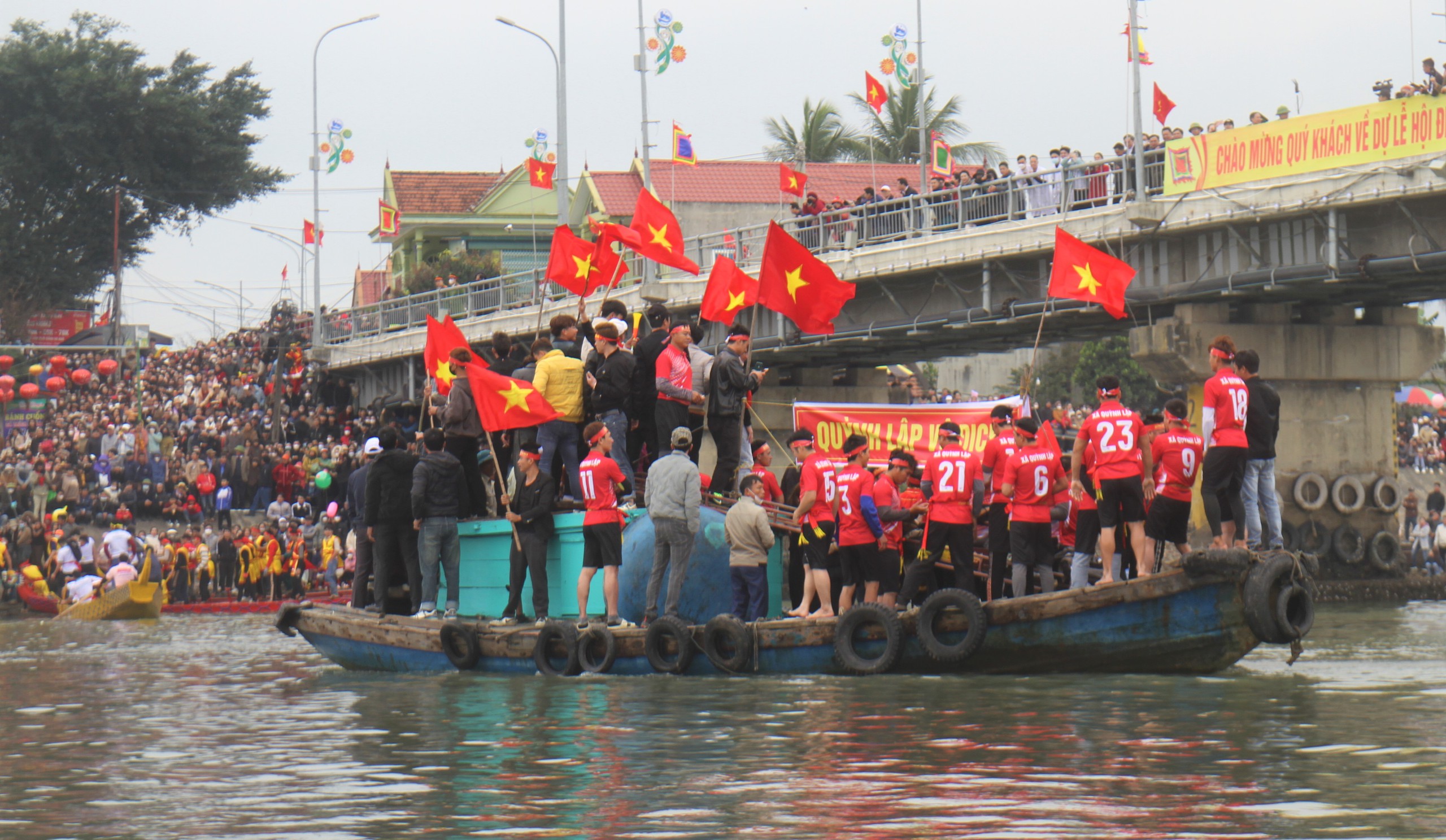 Dòng sông Mai Giang chảy qua thị xã nào của Nghệ An, có lễ hội gì mà vạn người trên bờ cổ vũ?- Ảnh 2. Dòng sông Mai Giang chảy qua thị xã nào của Nghệ An, có lễ hội gì mà vạn người trên bờ cổ vũ?- Ảnh 2.