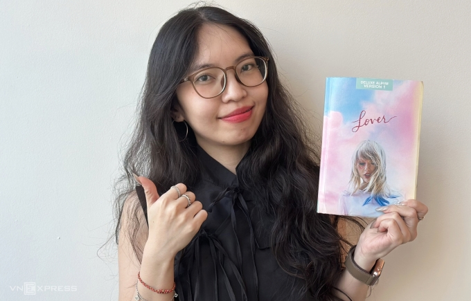 Bảo Trân chụp ảnh với album Lover của Taylor Swift, nói hào hứng chờ xem thần tượng biểu diễn. Ảnh: Tân Cao