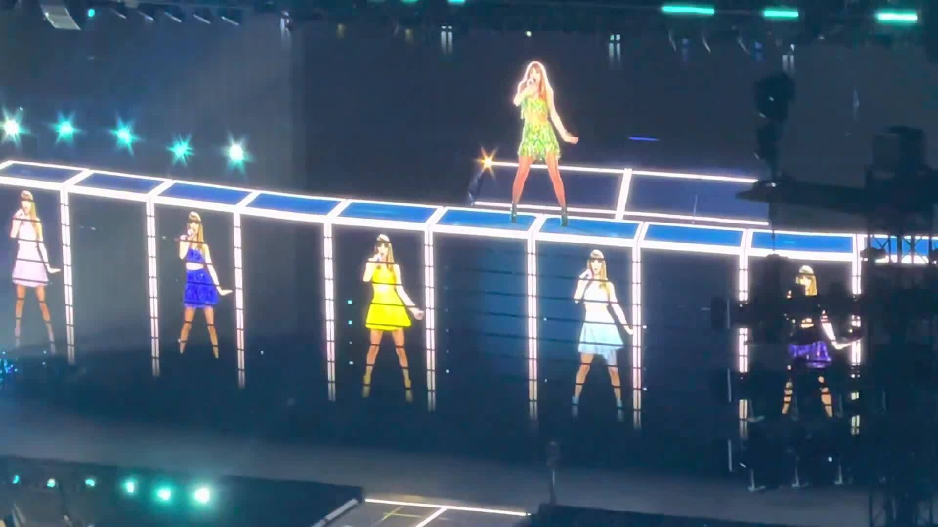 Taylor Swift hát 'Blank Space' trong Eras Tour ở Nashville