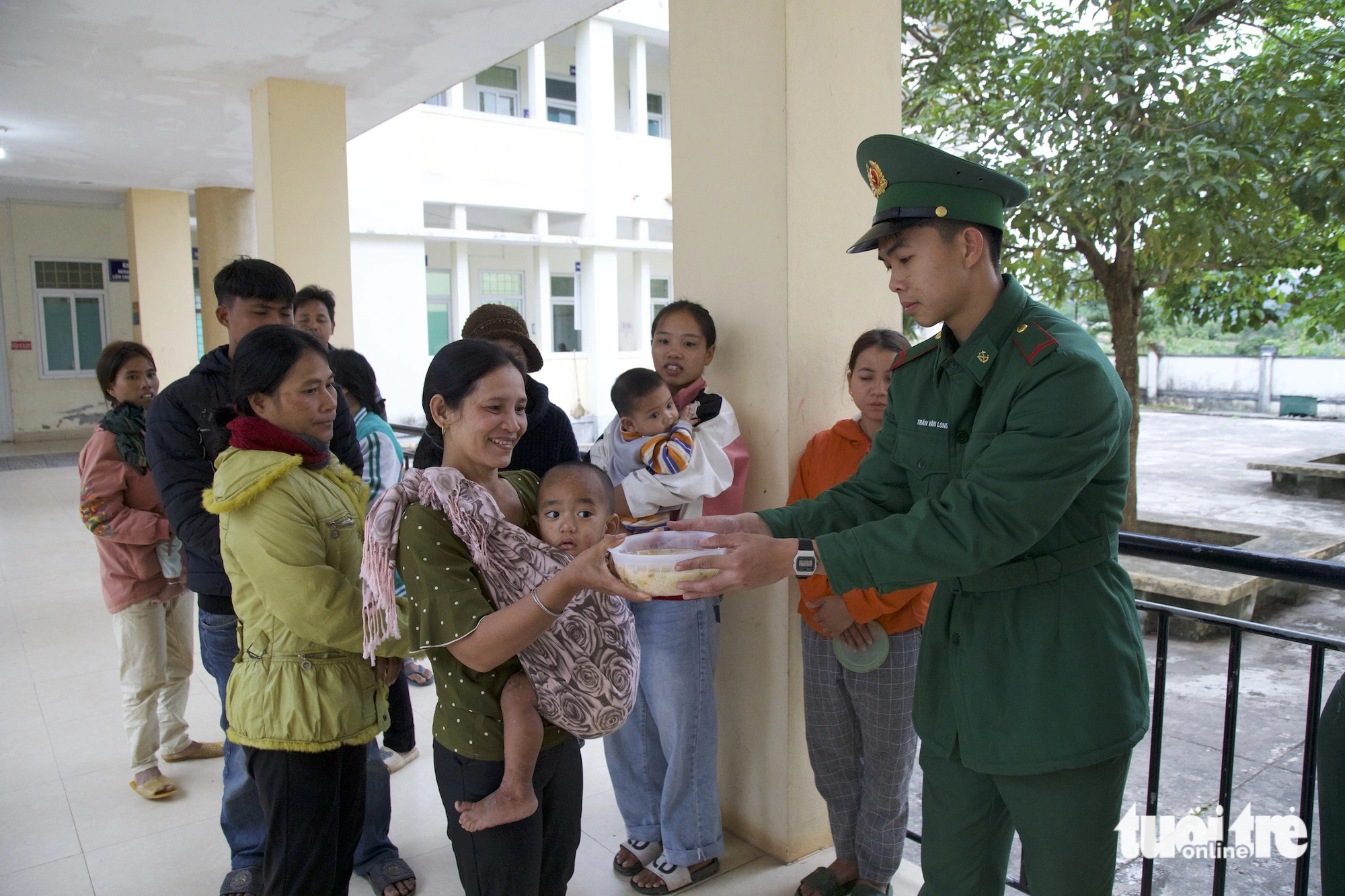 Nồi cháo ấm tiếp sức bệnh nhân của biên phòng La Lay- Ảnh 2. Bát cháo ấm nóng tiếp sức bệnh nhân trong điều trị - Ảnh: HOÀNG TÁO