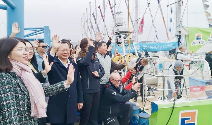 Ông Cao Tường Huy - Chủ tịch UBND tỉnh Quảng Ninh cùng các đại biểu, người dân và người thân các thủy thủ vẫy tay chào tạm biệt, chúc các đội đua "hải lộ bình an".