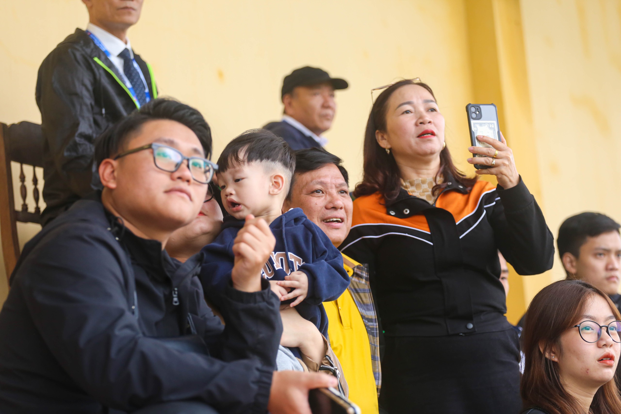 Vòng loại miền Trung: ‘Tan chảy' với những câu chuyện đáng yêu trên khán đài- Ảnh 2. Vòng loại miền Trung: ‘Tan chảy' với những câu chuyện đáng yêu trên khán đài- Ảnh 2.