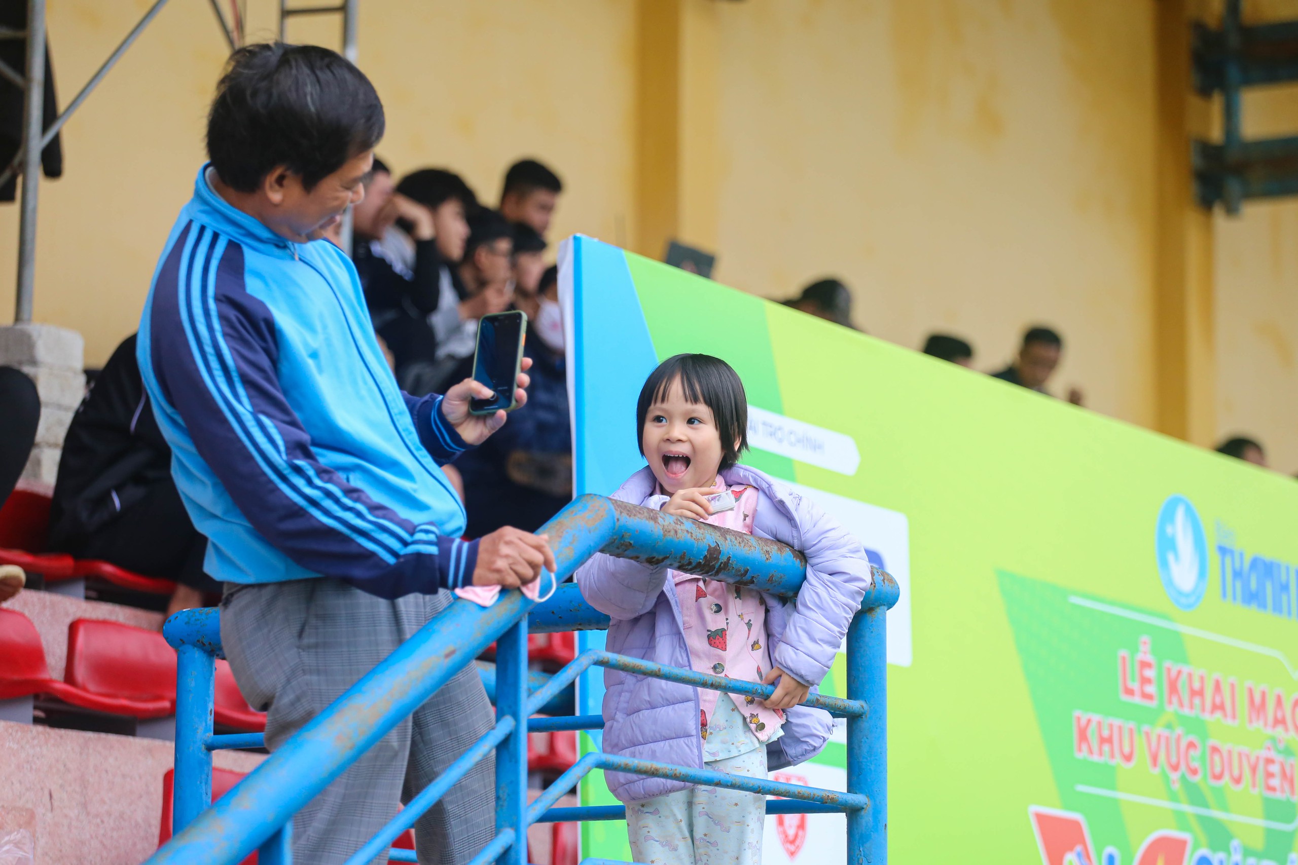 Vòng loại miền Trung: ‘Tan chảy' với những câu chuyện đáng yêu trên khán đài- Ảnh 6. Vòng loại miền Trung: ‘Tan chảy' với những câu chuyện đáng yêu trên khán đài- Ảnh 6.