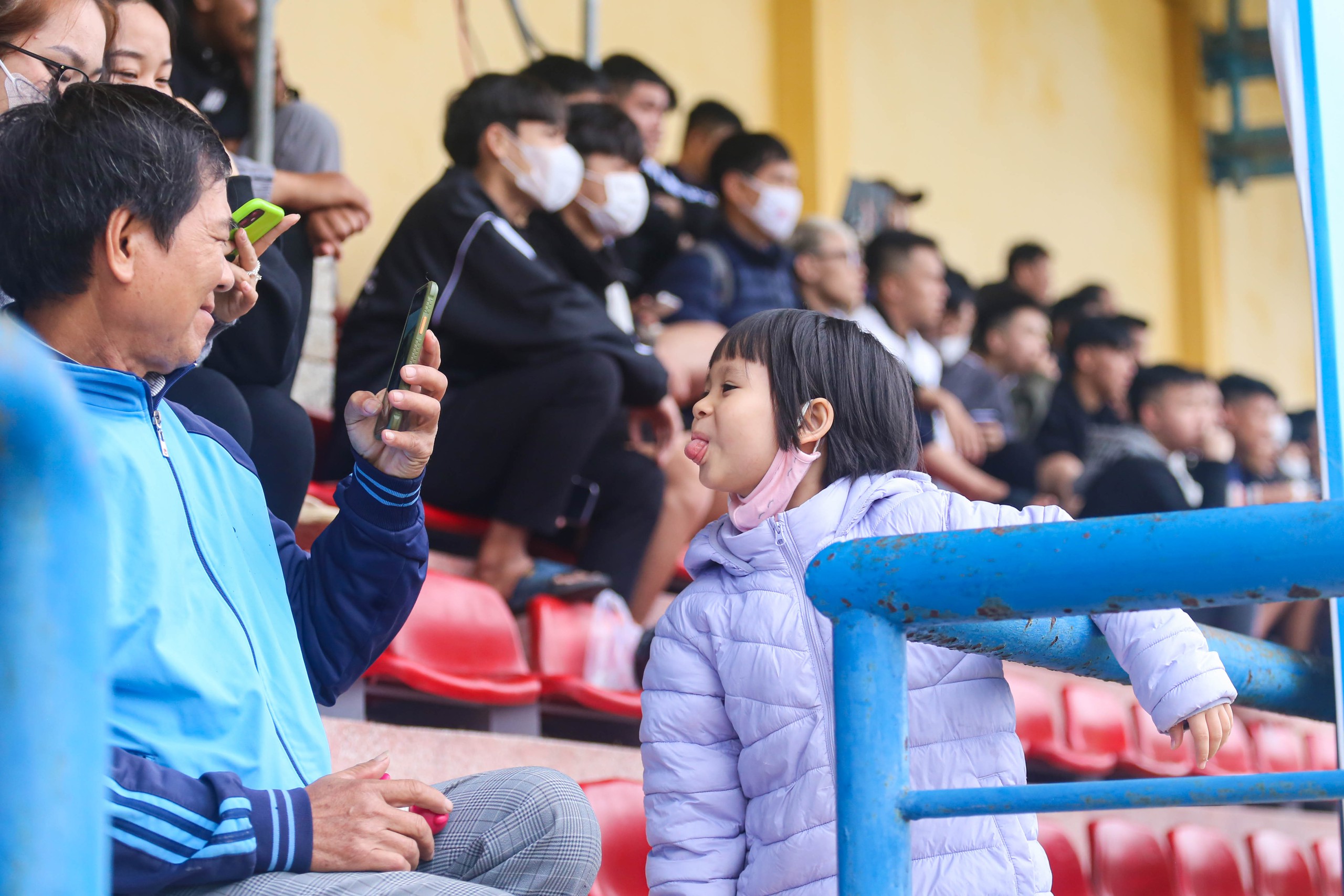 Vòng loại miền Trung: ‘Tan chảy' với những câu chuyện đáng yêu trên khán đài- Ảnh 7. Vòng loại miền Trung: ‘Tan chảy' với những câu chuyện đáng yêu trên khán đài- Ảnh 7.