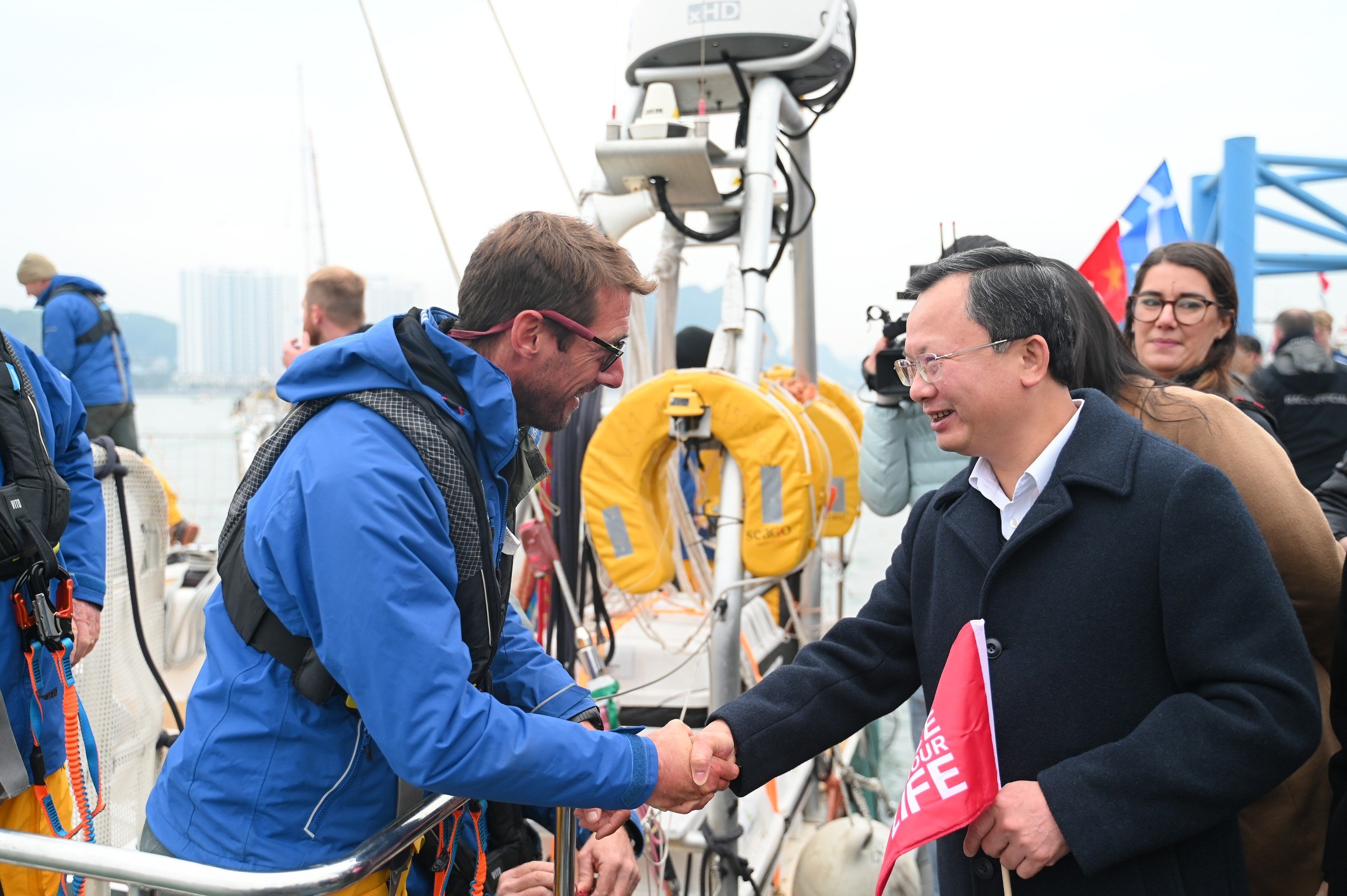 Mãn nhãn cảnh đoàn đua thuyền buồm Clipper Race diễu hành quanh vịnh Hạ Long- Ảnh 2. Mãn nhãn cảnh đoàn đua thuyền buồm Clipper Race diễu hành quanh vịnh Hạ Long- Ảnh 2.