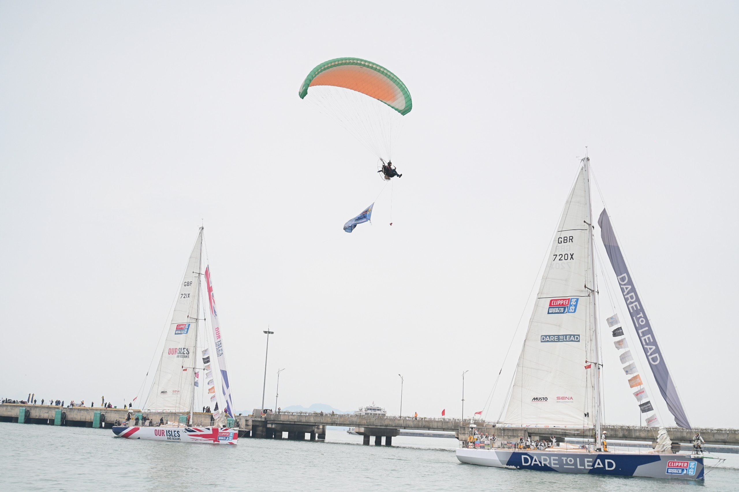 Mãn nhãn cảnh đoàn đua thuyền buồm Clipper Race diễu hành quanh vịnh Hạ Long- Ảnh 4. Mãn nhãn cảnh đoàn đua thuyền buồm Clipper Race diễu hành quanh vịnh Hạ Long- Ảnh 4.