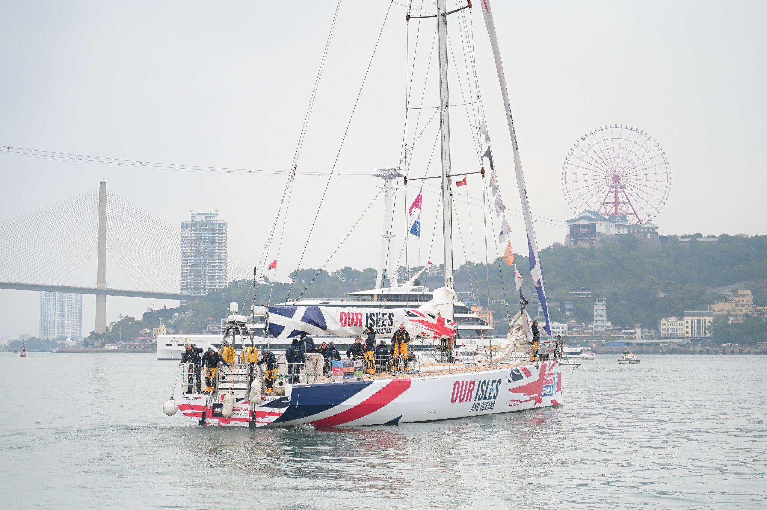 Mãn nhãn cảnh đoàn đua thuyền buồm Clipper Race diễu hành quanh vịnh Hạ Long- Ảnh 5. Mãn nhãn cảnh đoàn đua thuyền buồm Clipper Race diễu hành quanh vịnh Hạ Long- Ảnh 5.