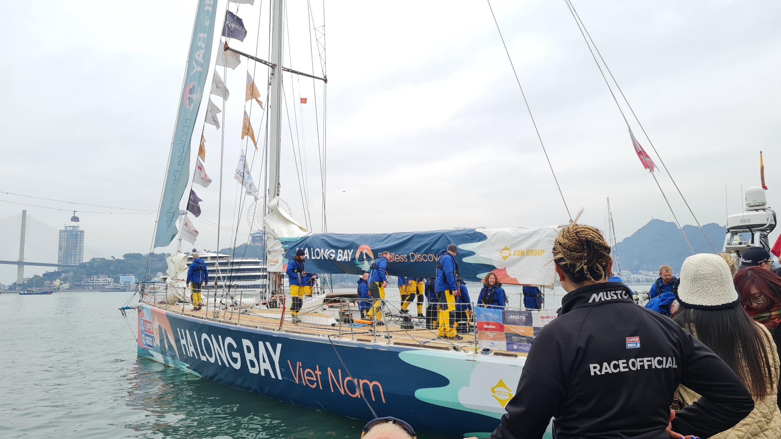 Mãn nhãn cảnh đoàn đua thuyền buồm Clipper Race diễu hành quanh vịnh Hạ Long- Ảnh 8. Mãn nhãn cảnh đoàn đua thuyền buồm Clipper Race diễu hành quanh vịnh Hạ Long- Ảnh 8.