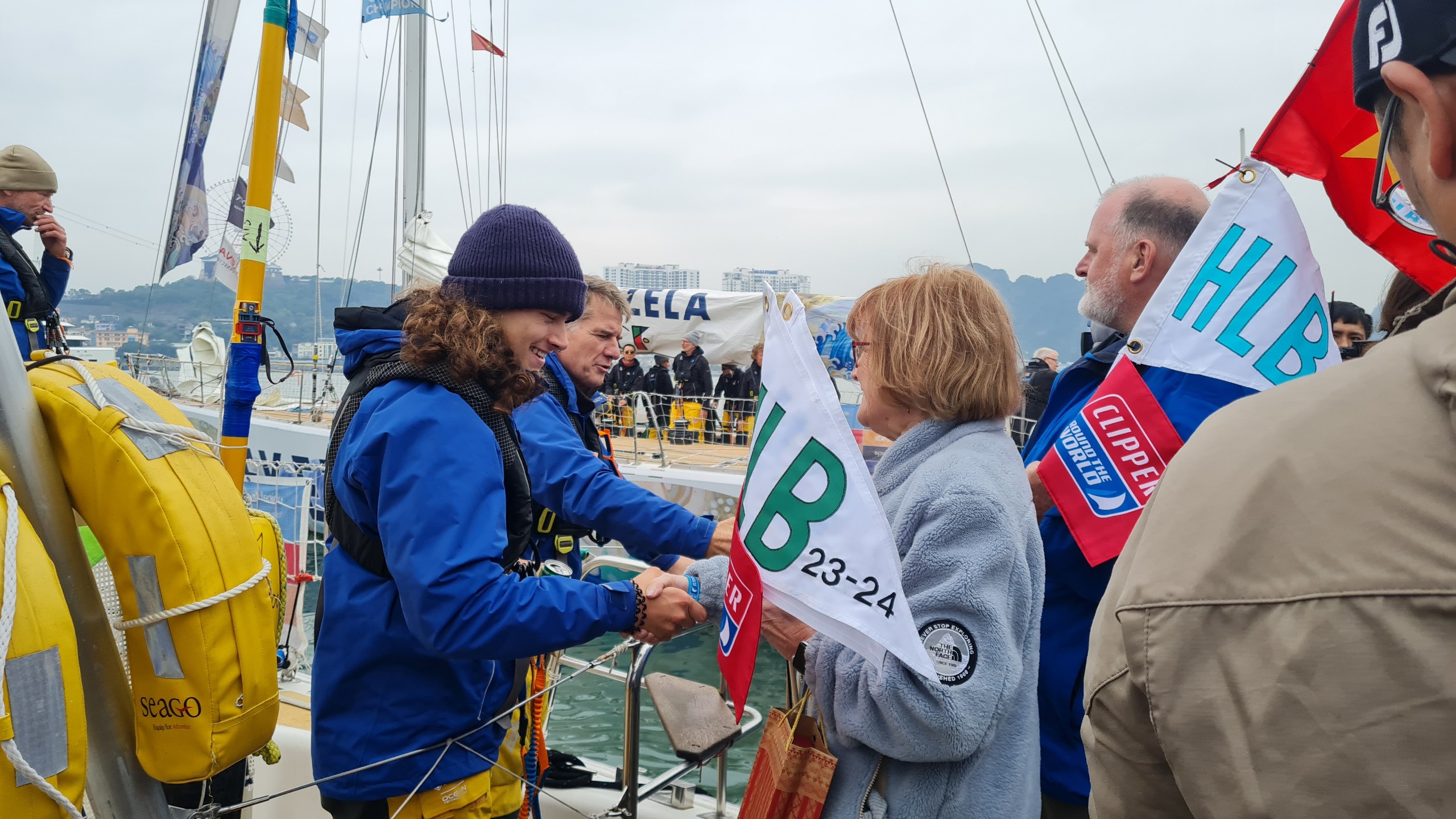 Mãn nhãn cảnh đoàn đua thuyền buồm Clipper Race diễu hành quanh vịnh Hạ Long- Ảnh 7. Mãn nhãn cảnh đoàn đua thuyền buồm Clipper Race diễu hành quanh vịnh Hạ Long- Ảnh 7.