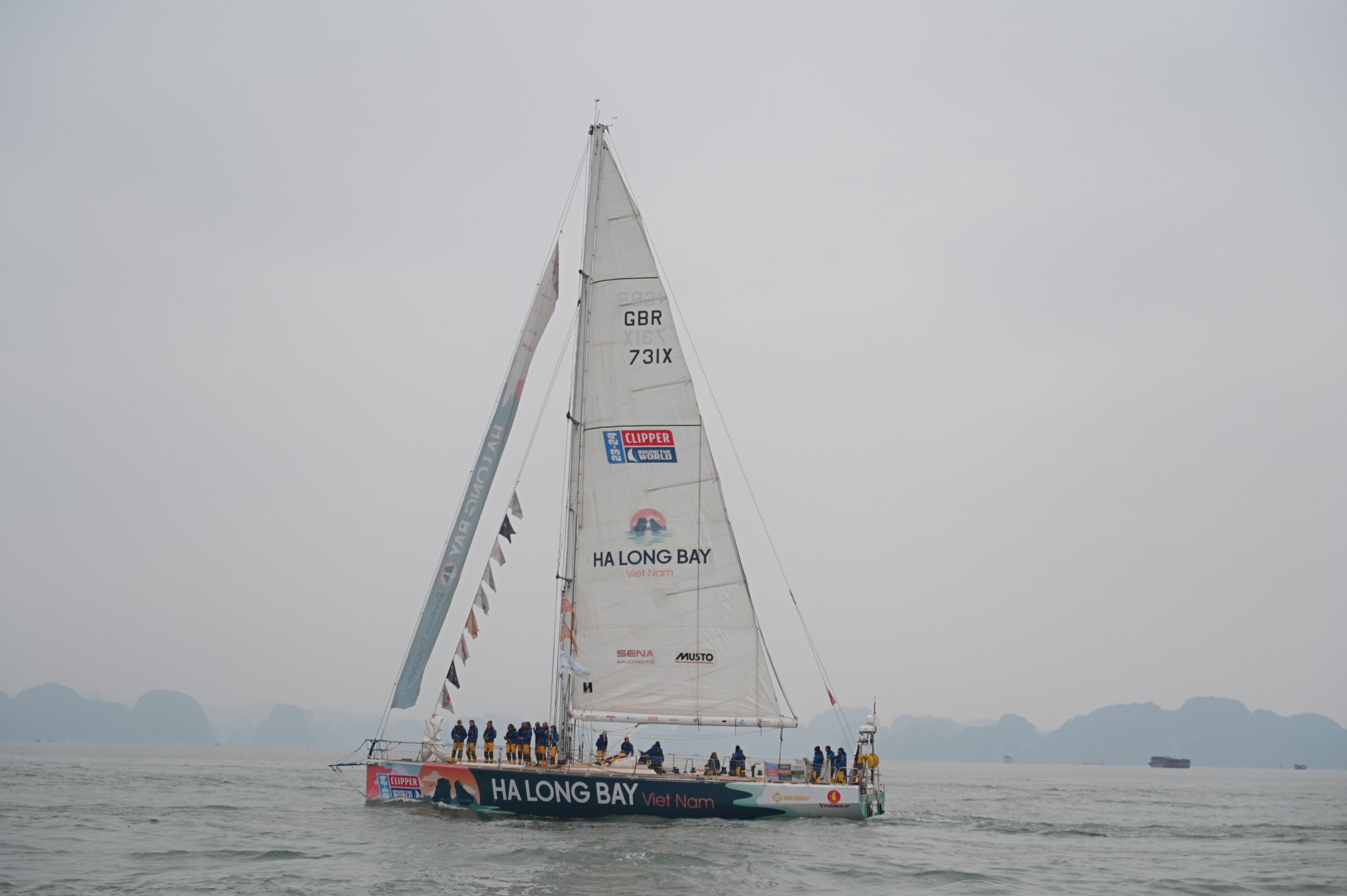 Mãn nhãn cảnh đoàn đua thuyền buồm Clipper Race diễu hành quanh vịnh Hạ Long- Ảnh 11. Mãn nhãn cảnh đoàn đua thuyền buồm Clipper Race diễu hành quanh vịnh Hạ Long- Ảnh 11.