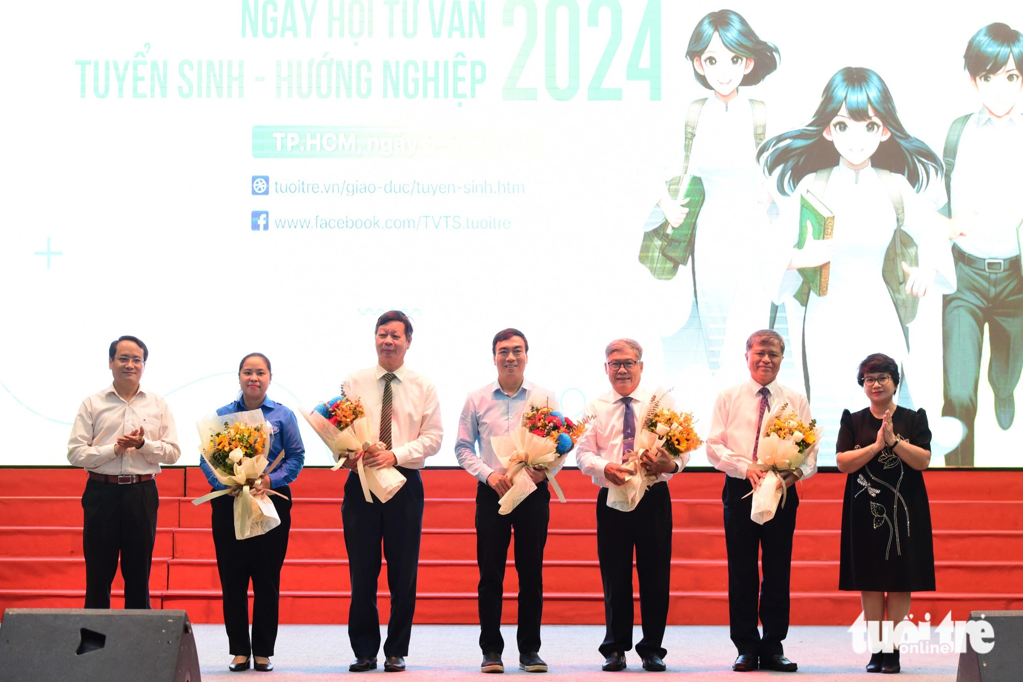 Ban tổ chức tặng hoa tri ân các đơn vị đồng hành cùng chương trình tư vấn tuyển sinh - hướng nghiệp - Ảnh: DUYÊN PHAN Ban tổ chức tặng hoa tri ân các đơn vị đồng hành cùng chương trình tư vấn tuyển sinh - hướng nghiệp - Ảnh: DUYÊN PHAN