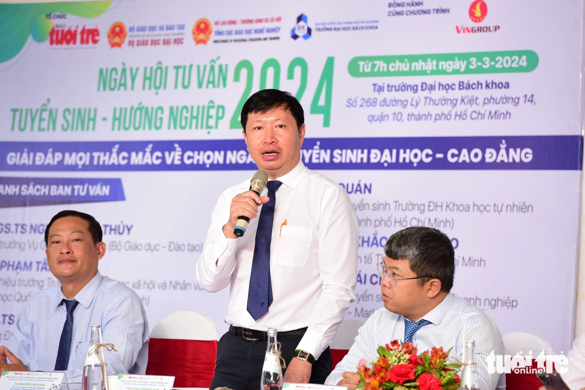 Ban tư vấn giải đáp các thắc mắc của phụ huynh và học sinh - Ảnh: DUYÊN PHAN Ban tư vấn giải đáp các thắc mắc của phụ huynh và học sinh - Ảnh: DUYÊN PHAN