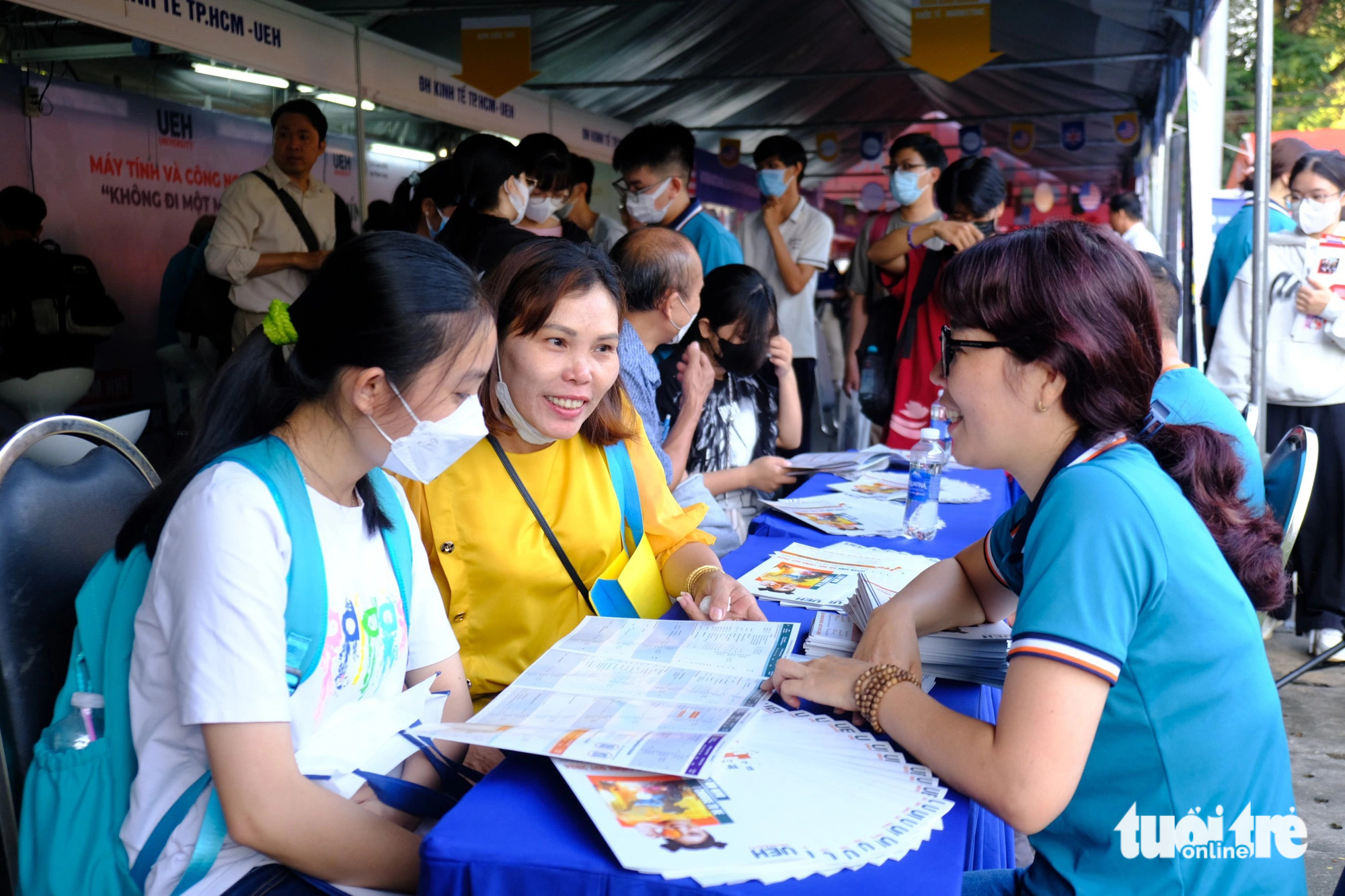 Phụ huynh Kim Phượng (huyện Củ Chi) cho biết chị biết đến ngày hội nên dẫn con gái đến tìm hiểu, tâm trạng của tôi và con đến đây rất nôn nao và vui cứ như dẫn con đi thi vậy. Bé ít nói nên đi cùng con cho an tâm, hiện con muốn tham khảo khối ngành sư phạm và thú ý - Ảnh: NGỌC PHƯỢNG Phụ huynh Kim Phượng (huyện Củ Chi) cho biết chị biết đến ngày hội nên dẫn con gái đến tìm hiểu, tâm trạng của chị và con đến đây rất nôn nao và vui, cứ như dẫn con đi thi vậy. Bé ít nói nên đi cùng con cho an tâm, hiện con muốn tham khảo khối ngành sư phạm và thú y - Ảnh: NGỌC PHƯỢNG