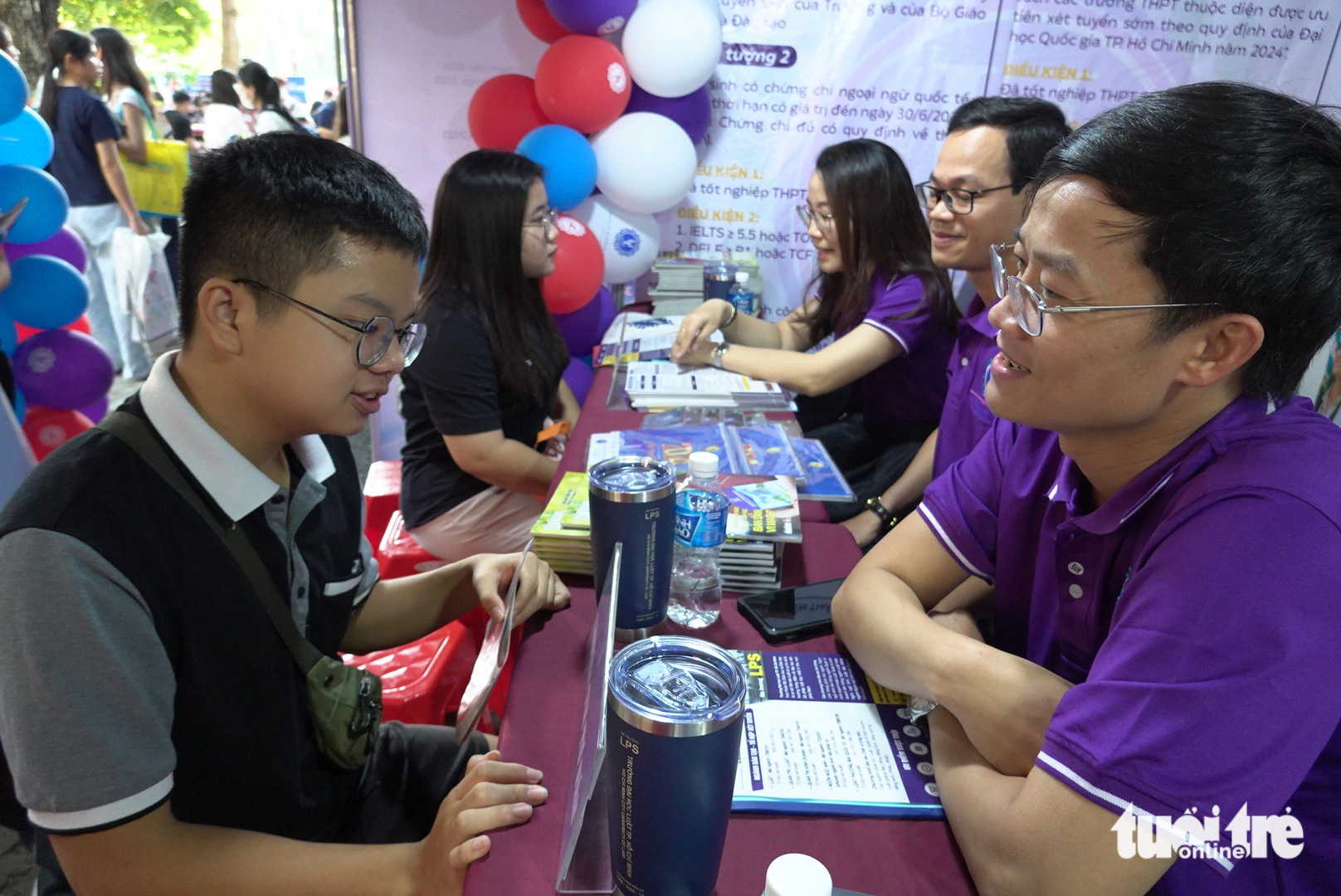 Học sinh tìm hiễu thông tin và được tư vấn 1-1 tại gian tư vấn của các trường - Ảnh: NHƯ HÙNG Học sinh tìm hiểu thông tin và được tư vấn 1-1 tại gian tư vấn của các trường - Ảnh: NHƯ HÙNG