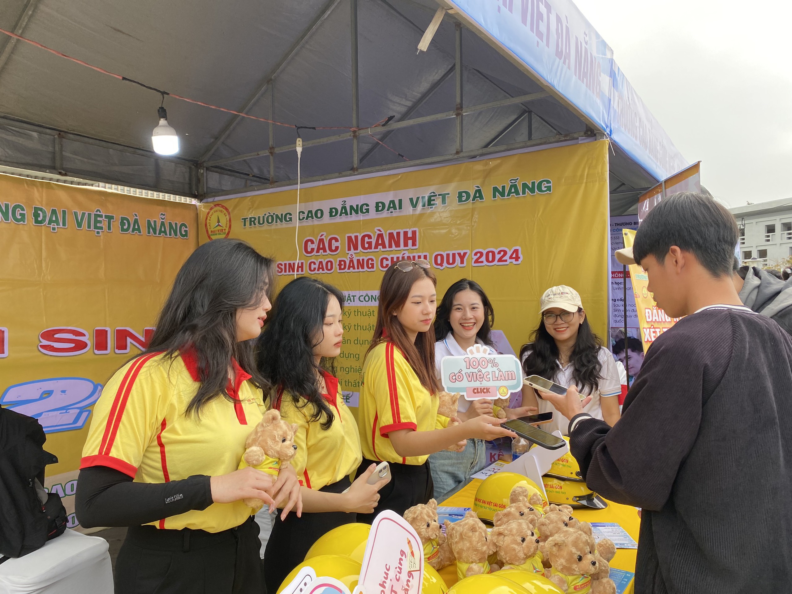 Tư vấn mùa thi: Hơn 2.000 học sinh Quảng Nam thích thú xếp hàng trải nghiệm- Ảnh 2. Tư vấn mùa thi: Hơn 2.000 học sinh Quảng Nam thích thú xếp hàng trải nghiệm- Ảnh 2.