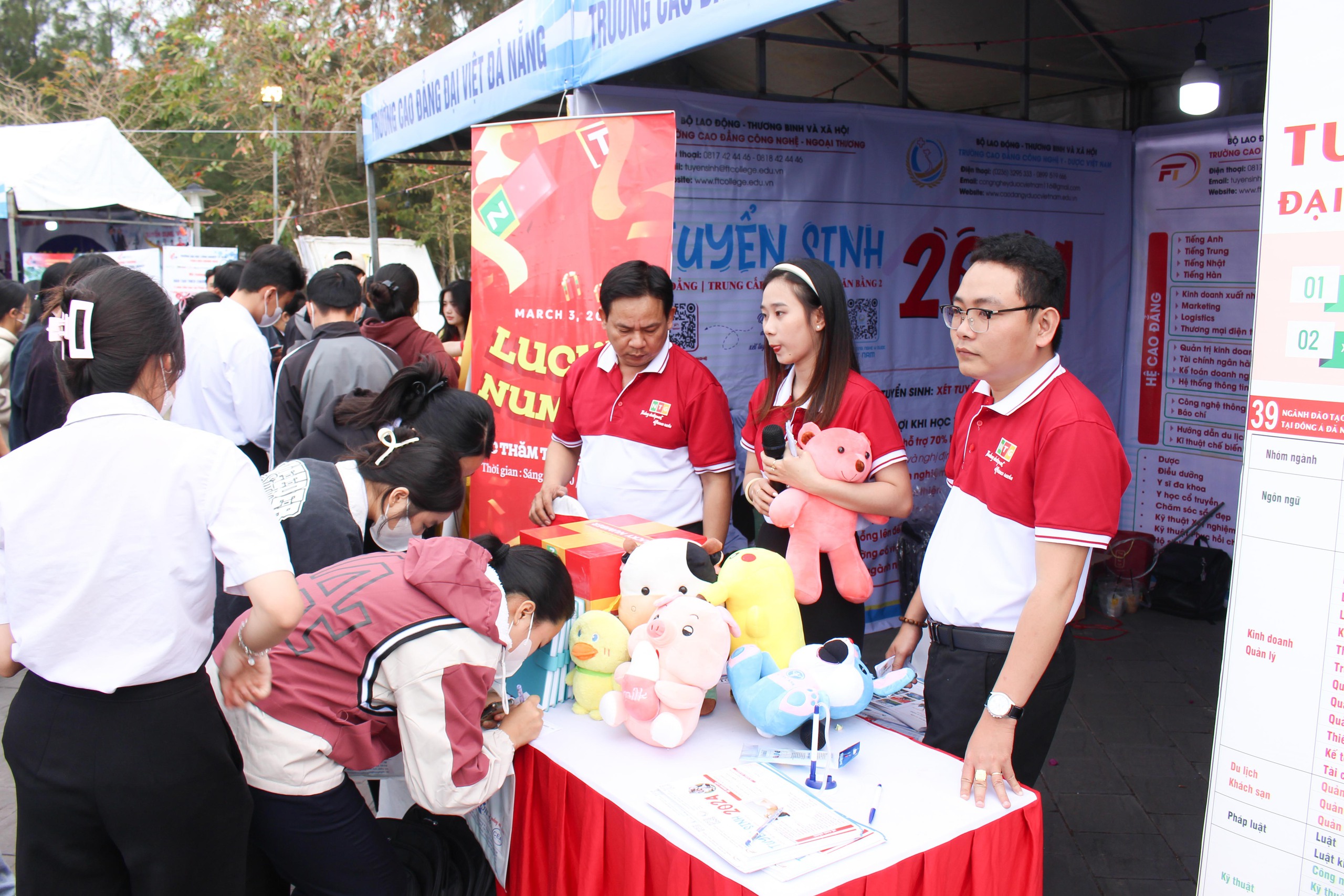 Tư vấn mùa thi: Hơn 2.000 học sinh Quảng Nam thích thú xếp hàng trải nghiệm- Ảnh 3. Tư vấn mùa thi: Hơn 2.000 học sinh Quảng Nam thích thú xếp hàng trải nghiệm- Ảnh 3.