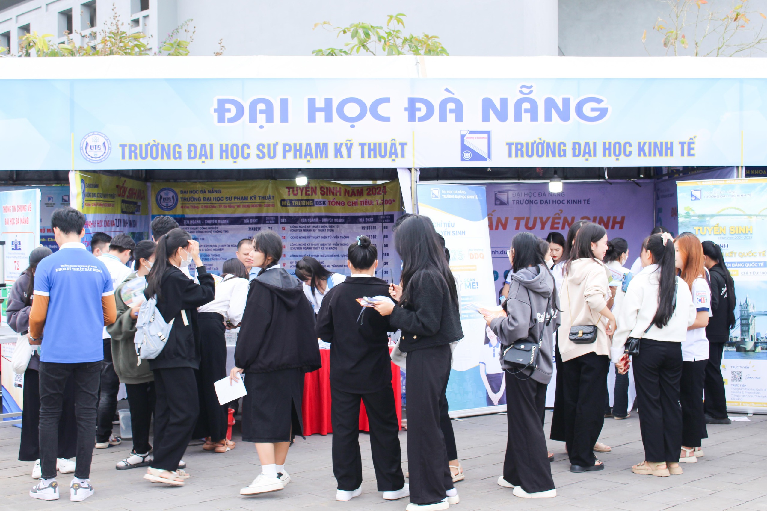 Tư vấn mùa thi: Hơn 2.000 học sinh Quảng Nam thích thú xếp hàng trải nghiệm- Ảnh 4. Tư vấn mùa thi: Hơn 2.000 học sinh Quảng Nam thích thú xếp hàng trải nghiệm- Ảnh 4.