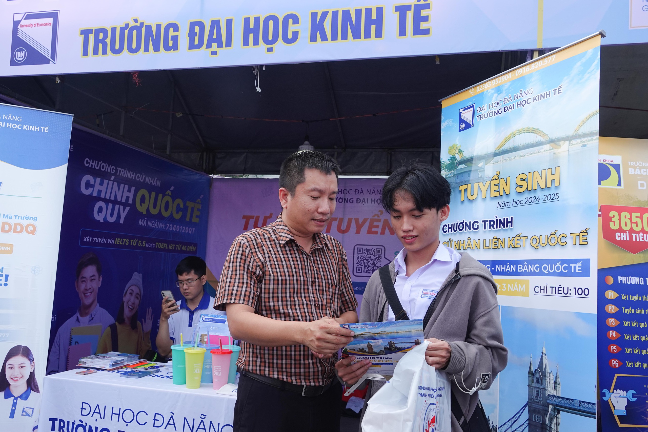 Tư vấn mùa thi: Hơn 2.000 học sinh Quảng Nam thích thú xếp hàng trải nghiệm- Ảnh 5. Tư vấn mùa thi: Hơn 2.000 học sinh Quảng Nam thích thú xếp hàng trải nghiệm- Ảnh 5.