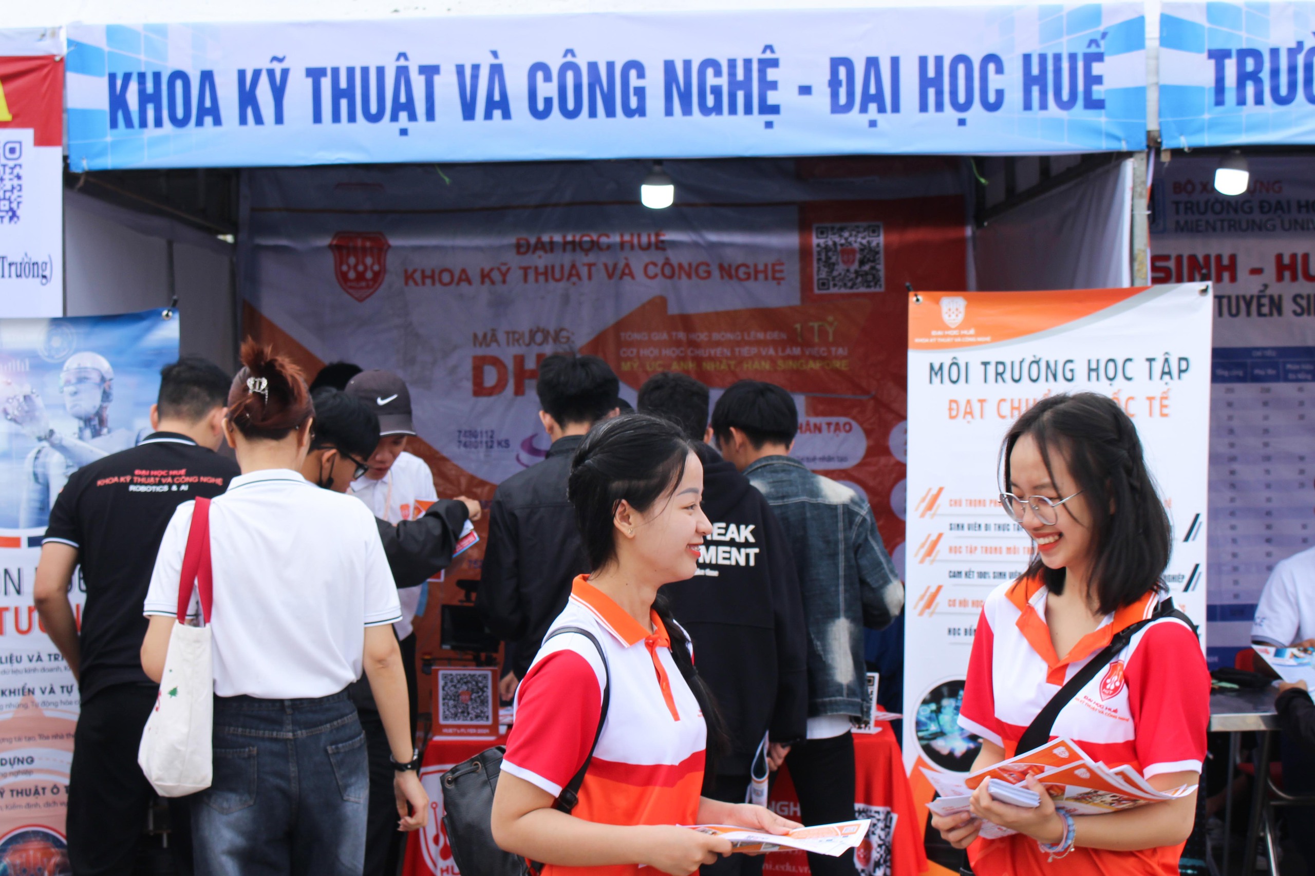 Tư vấn mùa thi: Hơn 2.000 học sinh Quảng Nam thích thú xếp hàng trải nghiệm- Ảnh 7. Tư vấn mùa thi: Hơn 2.000 học sinh Quảng Nam thích thú xếp hàng trải nghiệm- Ảnh 7.