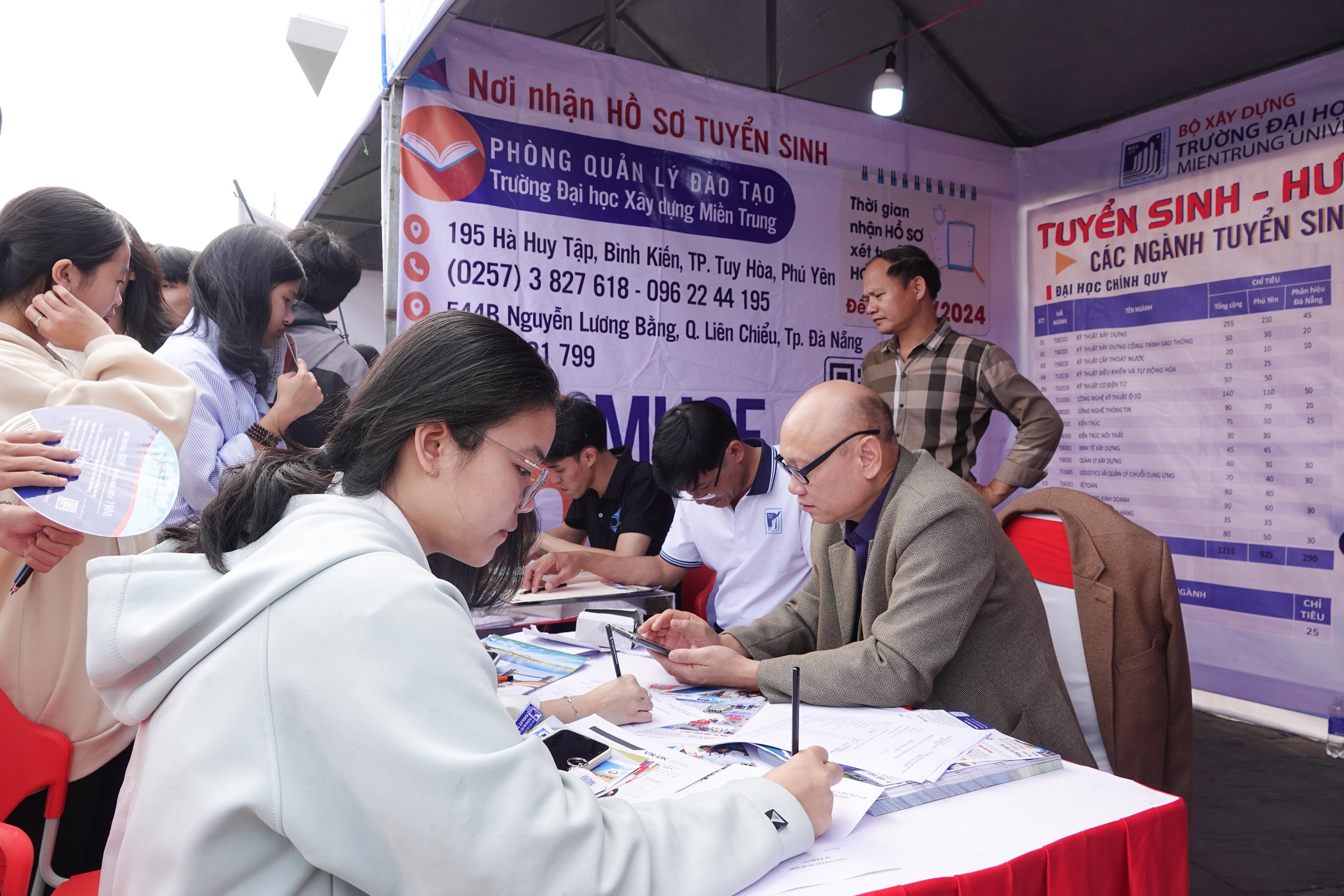 Tư vấn mùa thi: Hơn 2.000 học sinh Quảng Nam thích thú xếp hàng trải nghiệm- Ảnh 8. Tư vấn mùa thi: Hơn 2.000 học sinh Quảng Nam thích thú xếp hàng trải nghiệm- Ảnh 8.